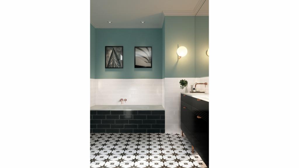 Badezimmer mit Bodenfliesen in einem traditionellen, grafischen Dekor.
