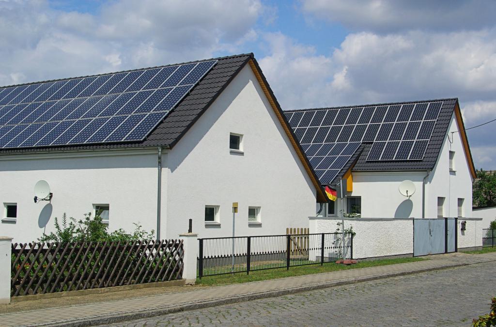 Zwei Einfamilienhäuser mit Solarzellen auf dem Dach