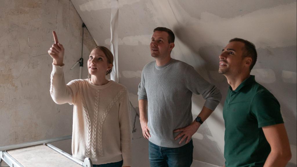 Das Hausplaudern-Trio betrachtet die Baustelle von innen