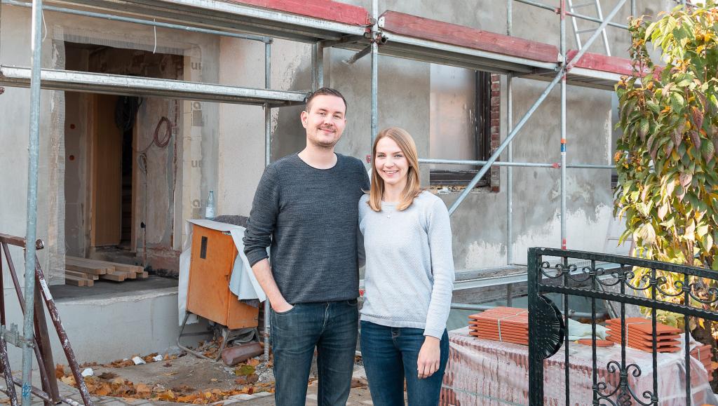 Caro und Basti vor ihrem Haus