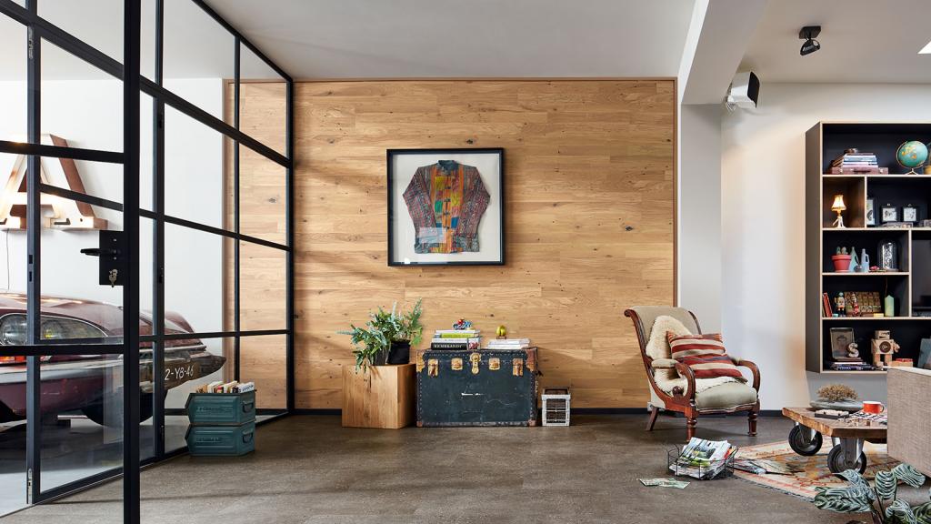Holz als Wandverkleidung in einem Wohnzimmer.