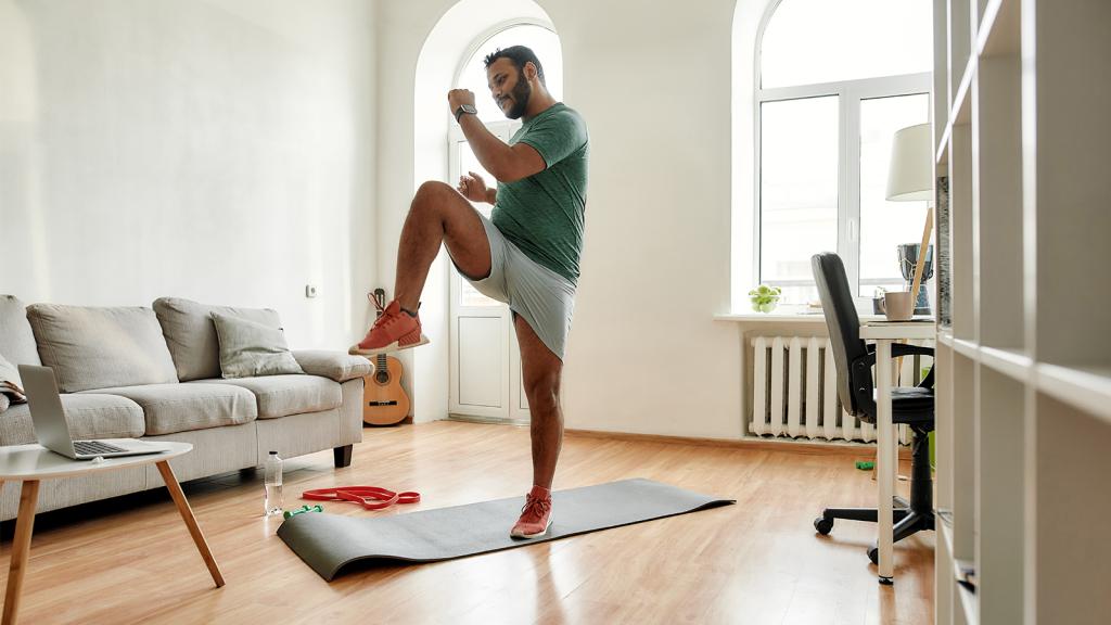 Mann macht Sport in der Wohnung