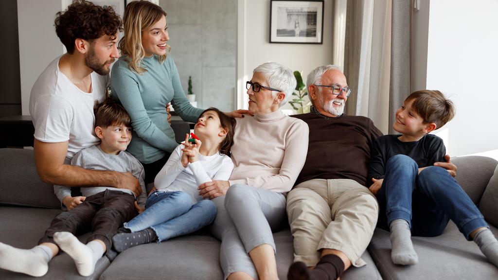 Familie auf Sofa mit Großeltern