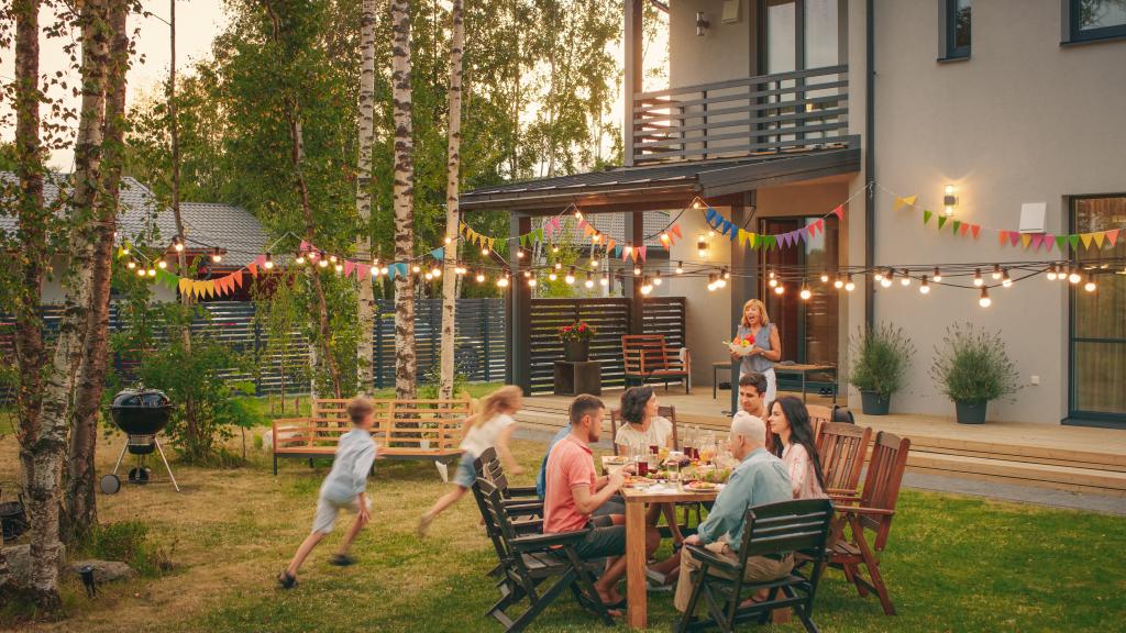 Familie und Kinder im Garten