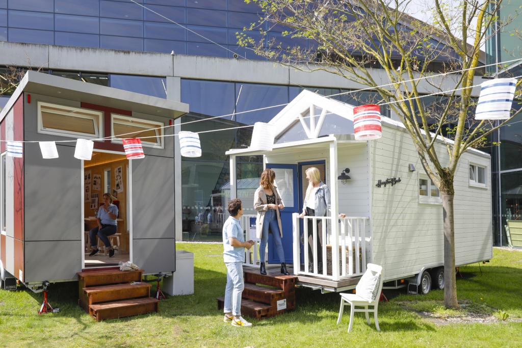 Zwei Tiny Houses bei einer Ausstellung in Karlsruhe