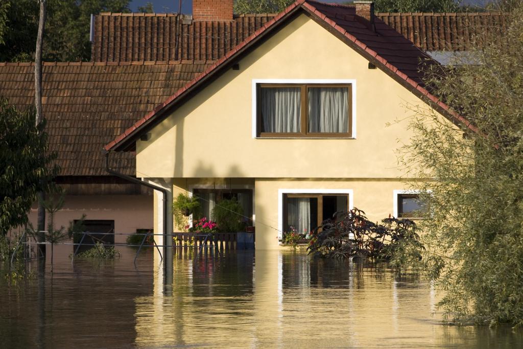 Haus steht im Hochwasser