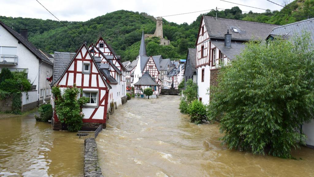 Überflutetes Städtchen an der Elz in Rheinland-Pfalz