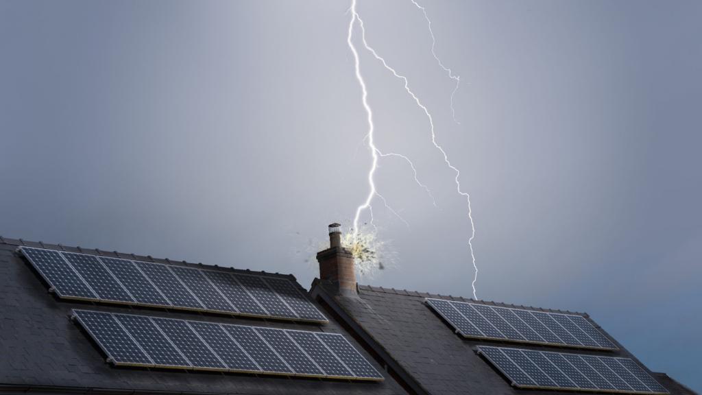 Blitz schlägt auf einem Hausdach mit einer Photovoltaik-Anlage ein.