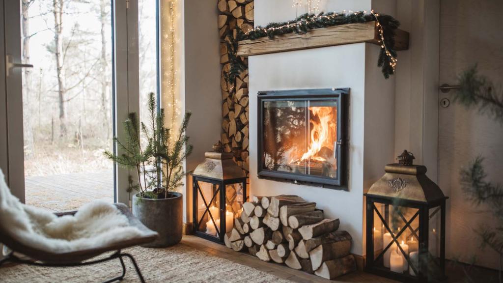 Weihnachtlich geschmücktes Wohnzimmer mit Kamin