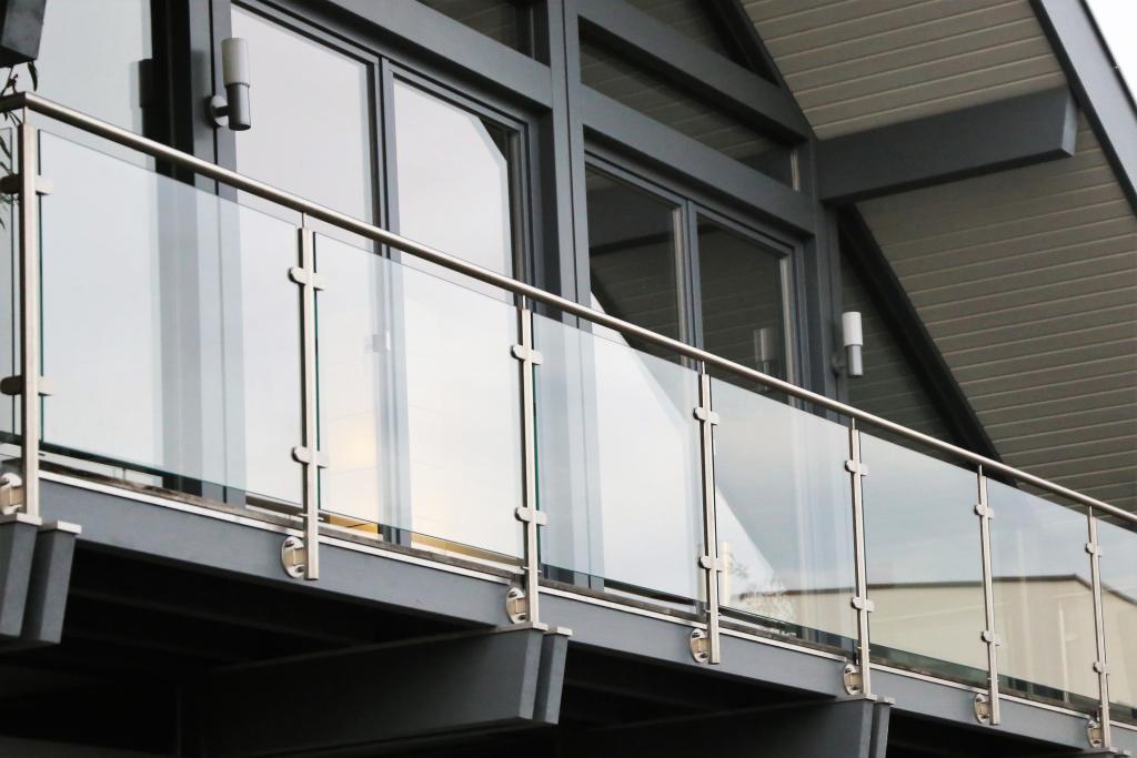 Balkon mit Balkongeländer aus Stahl und Glas.