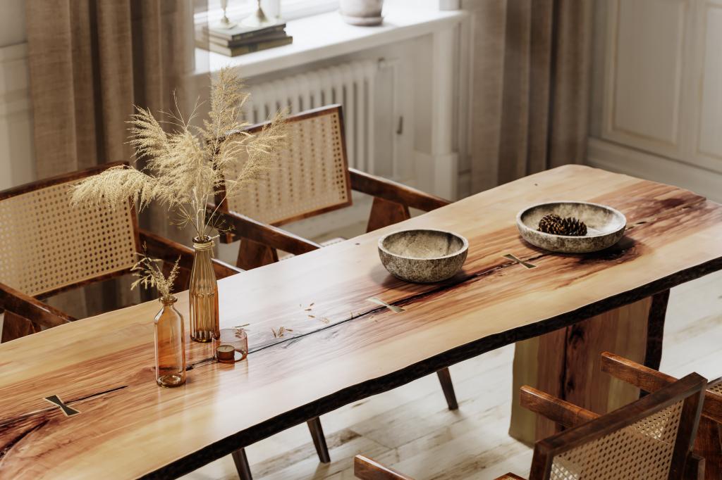 Esstisch und Stühle aus Holz