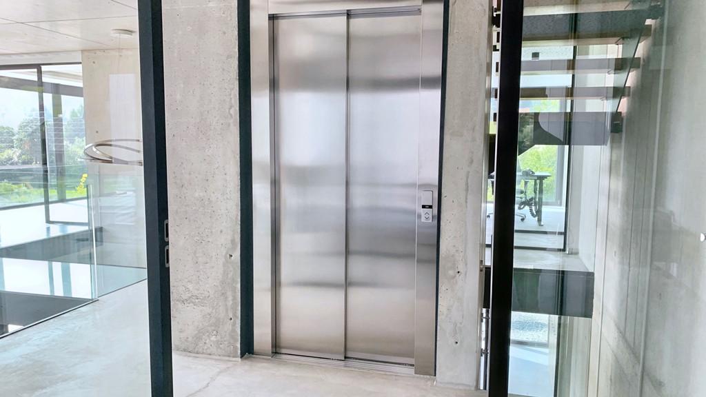 Personenaufzug im Gebäude