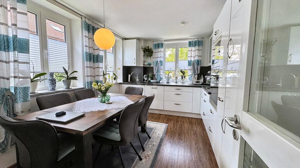 Küche mit Aussicht in den Garten