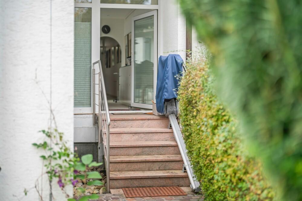 Treppenabgang mit Lift in den Garten