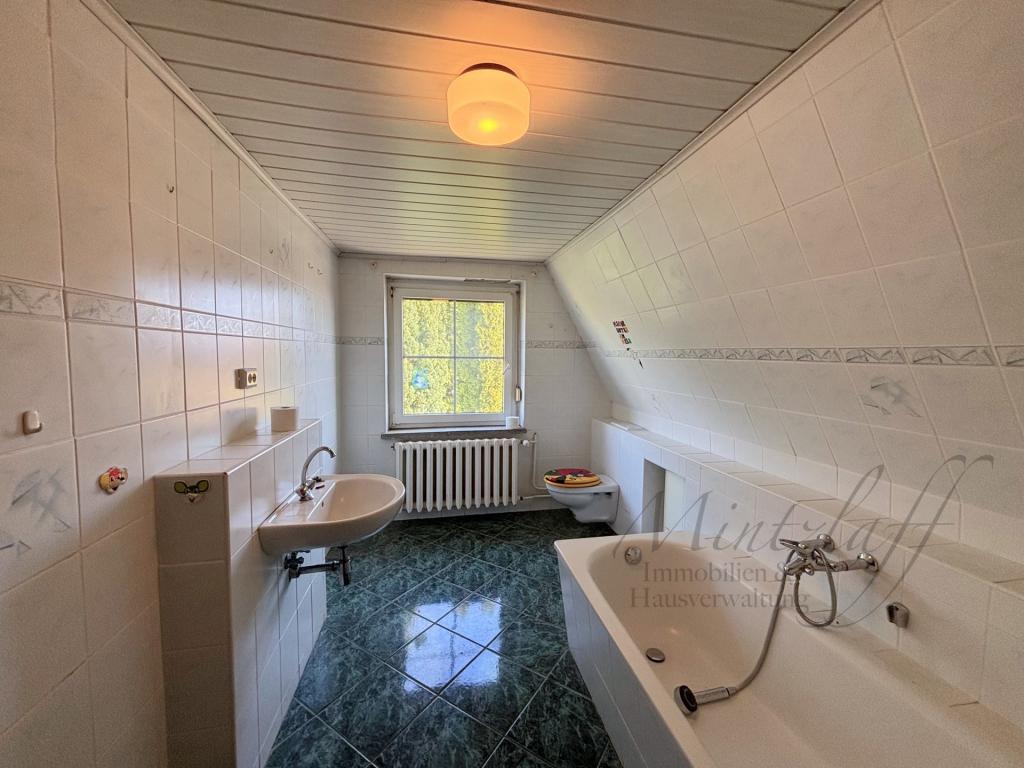 Bad mit Wanne und Dusche im Obergeschoss