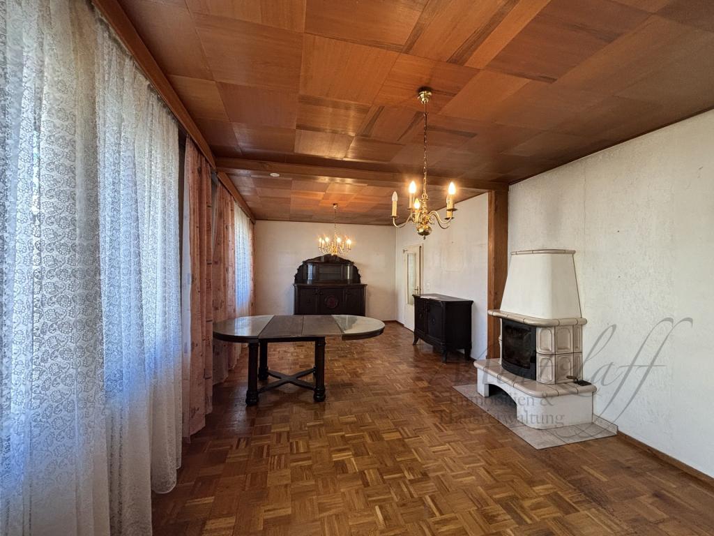 Großes Wohnzimmer mit Kamin
