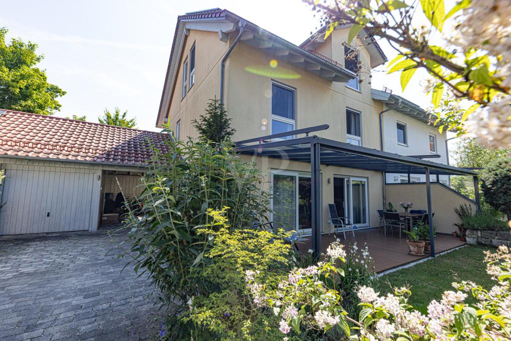 Ansicht mit Terrasse 