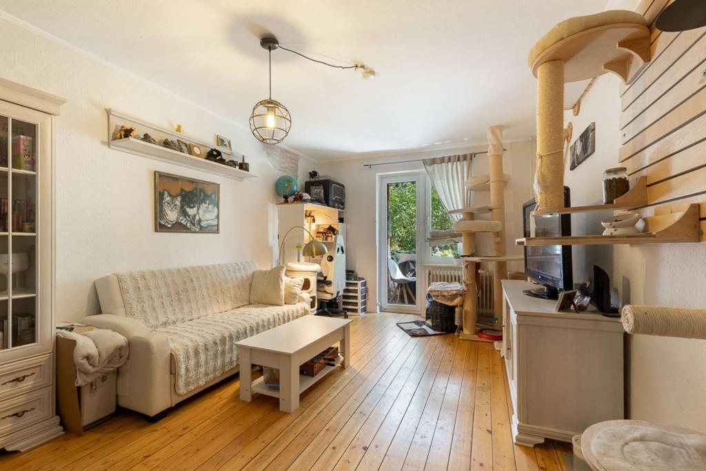 Wohnzimmer mit Zugang zum Balkon