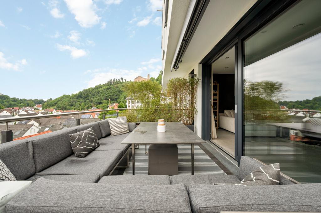 Balkon mit Blick auf die Burg Windeck