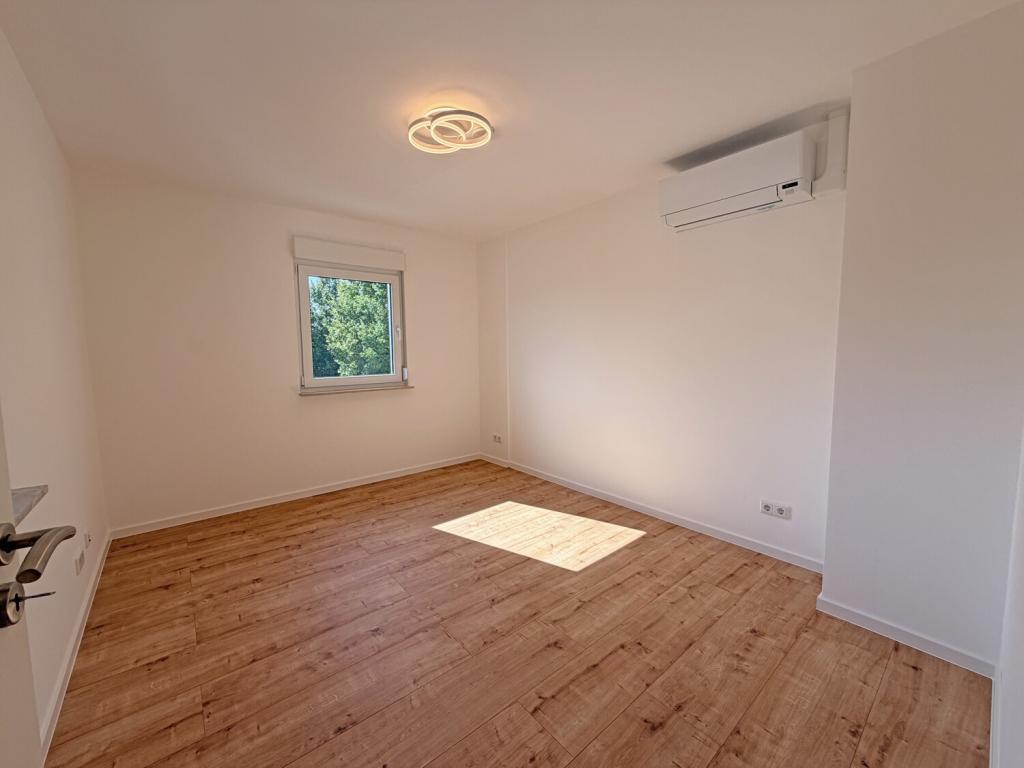 Erstbezug nach Kernsanierung – Stilvolle 3-Zimmer-Wohnung mit Balkon und Stellplatz - Photo 4