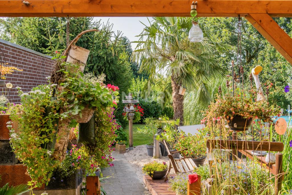 Blick von der Terrasse in einen Teil des Gartens
