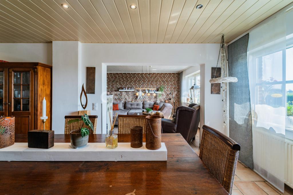 Ein Blick durchs Esszimmer ins Wohnzimmer