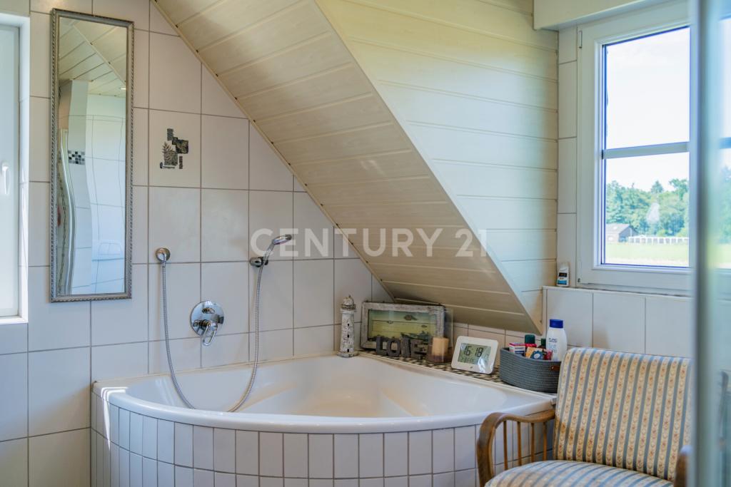 ... mit Eckbadewanne