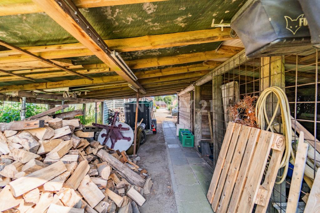 große überdachte Fläche für z.B Holz