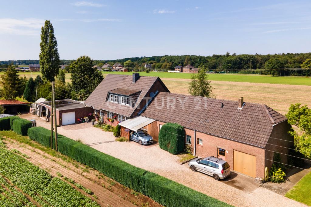Luftaufnahme vom Haus und der großen Auffahrt