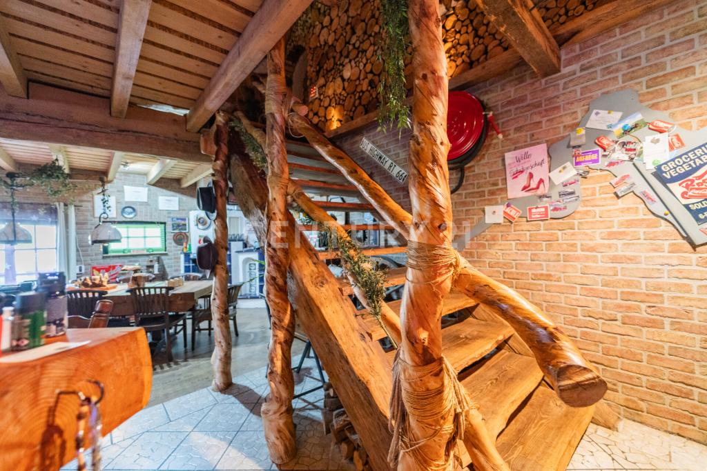 die wunderschöne Naturholztreppe
