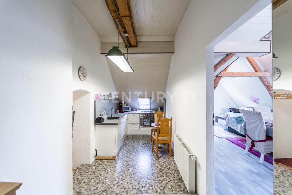 Küche im Obergeschoss mit Durchgang zum Wohn- und Esszimmer