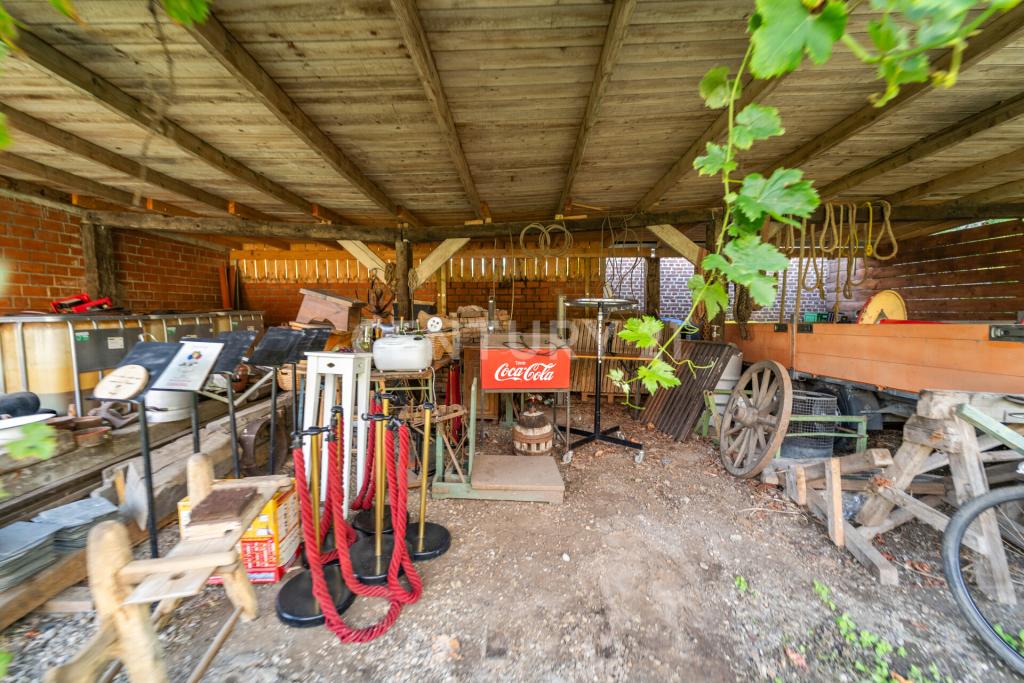 halboffene Scheune mit viel Platz