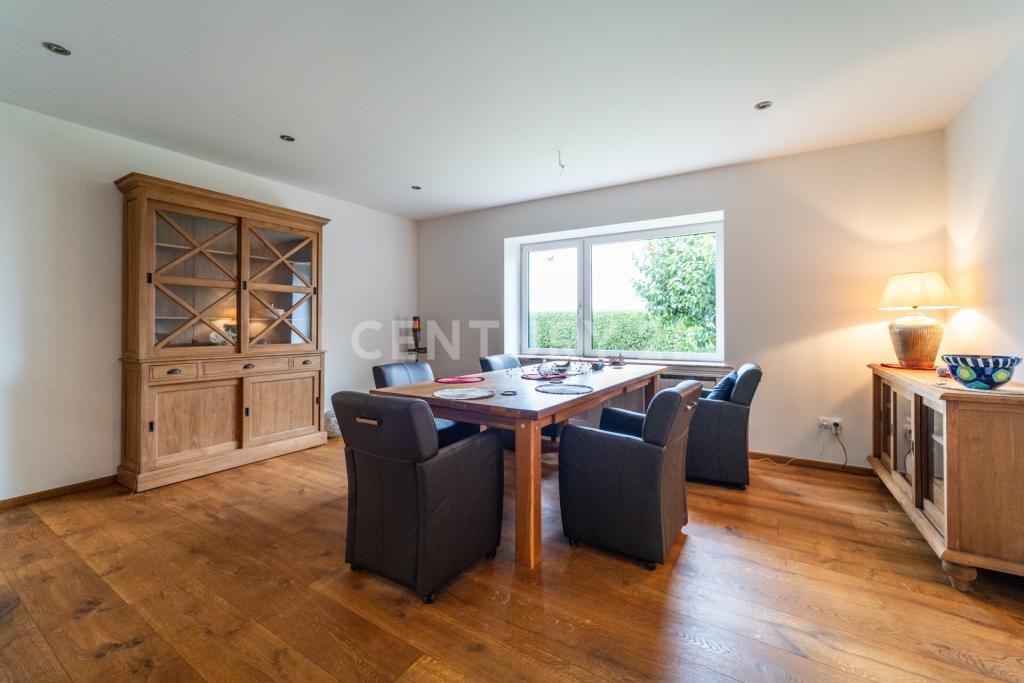geräumiges und helles Esszimmer
