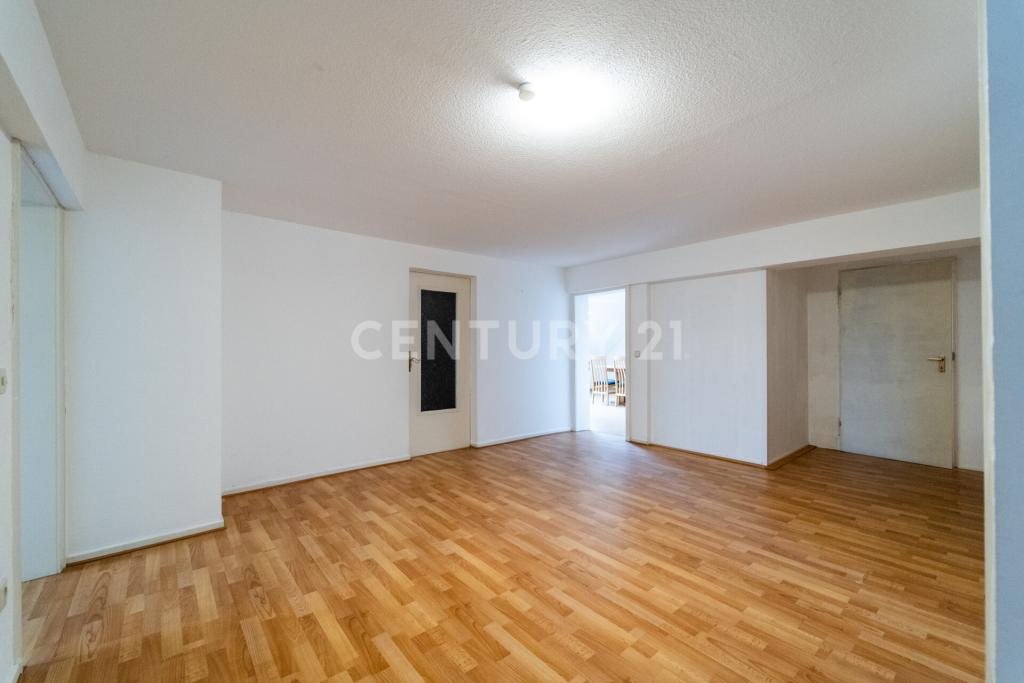 großzügiges Schlafzimmer