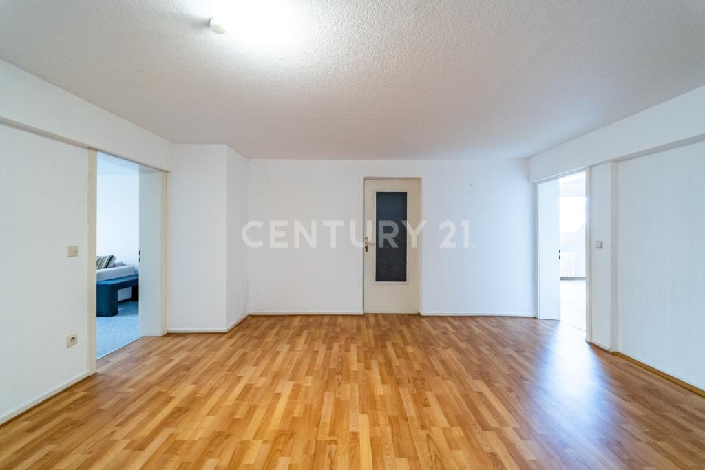 großzügiges Schlafzimmer