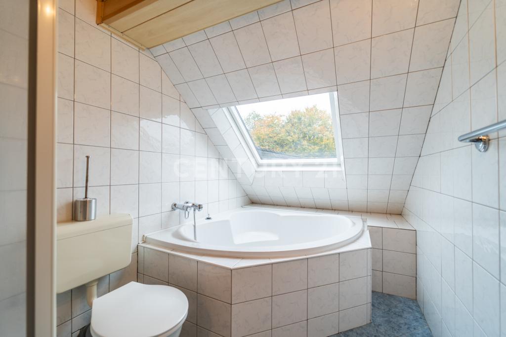 geräumige Eckbadewanne