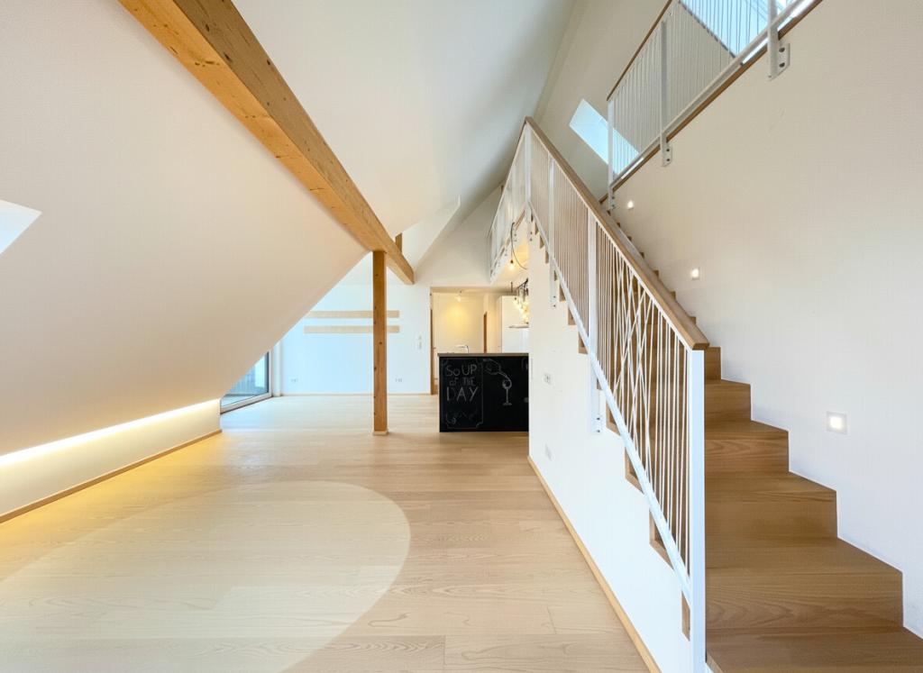 Traumhafte Dachgeschosswohnung – lichtdurchflutet mit Galerie, Balkon & Garage - Foto 1