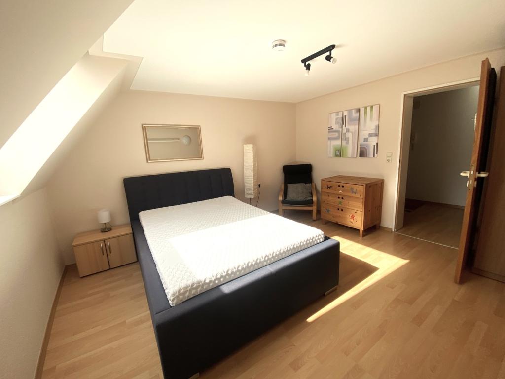 Kurzzeitmiete: Möbliertes 1-Zimmer-Apartment inklusive EBK in der Nördlinger Altstadt - Foto 1