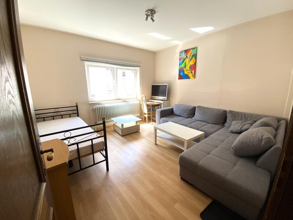 Kurzzeitmiete: Möbliertes Zimmer inklusive Gemeinschaftsküche und Gemeinschaftsbadezimmer - Photo 1