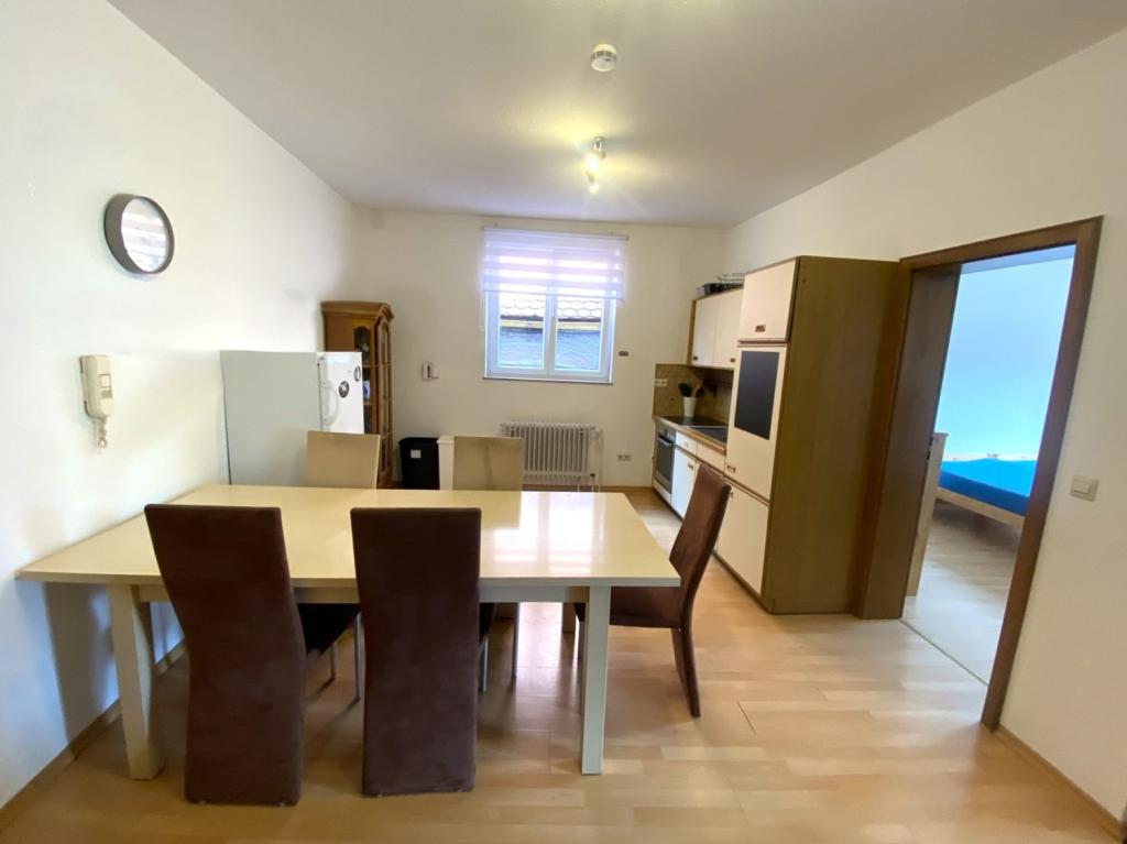 Kurzzeitmiete: Möbliertes Zimmer inklusive Gemeinschaftsküche und Gemeinschaftsbadezimmer - Photo 1
