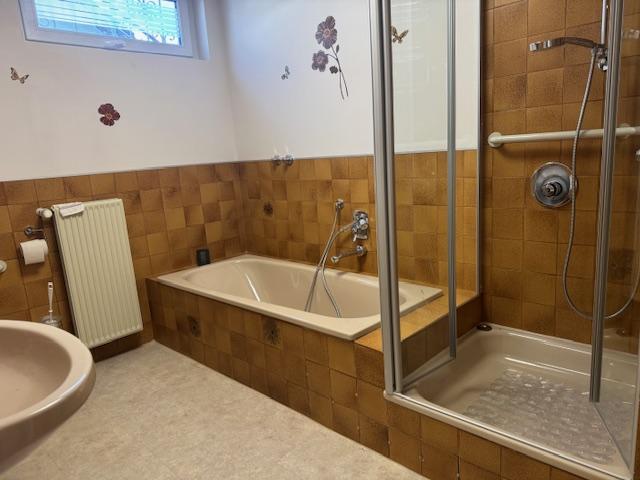 Bad mit Wanne & Dusche