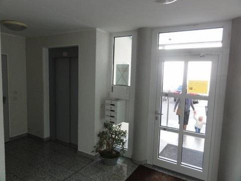 Eingang mit Aufzug