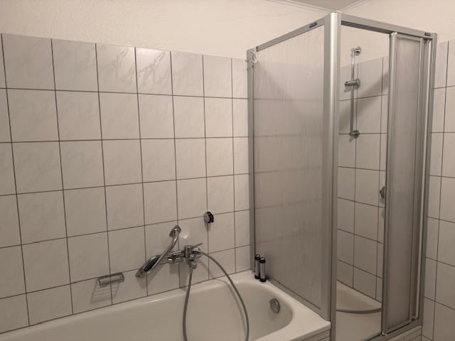 Bad mit Dusche und Wanne
