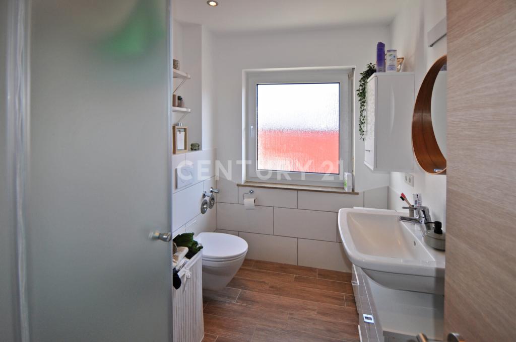 Tageslichtbad mit Dusche (Whg. 3)