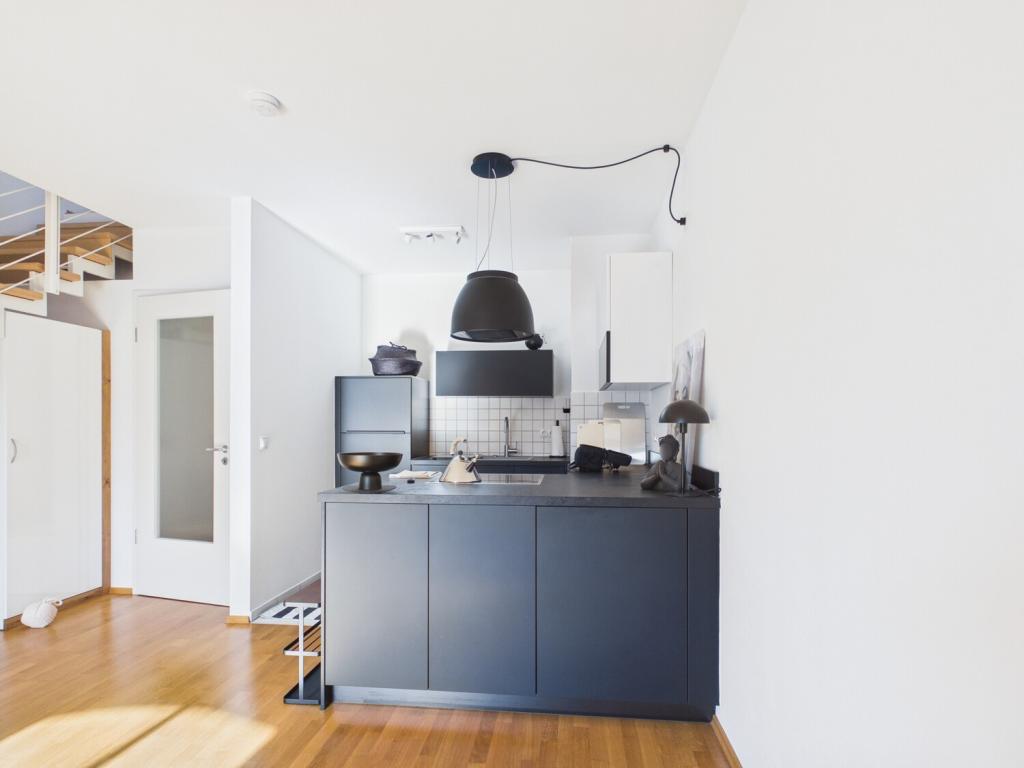Erba Insel, zu Vermieten ist eine gepflegte moderne 2-Zimmer-Maisonette-Wohnung mit Küche und eigenem Parkplatz - Photo 3