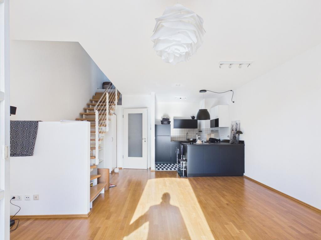 Erba Insel, zu Vermieten ist eine gepflegte moderne 2-Zimmer-Maisonette-Wohnung mit Küche und eigenem Parkplatz - Photo 1