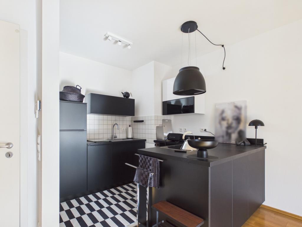 Erba Insel, zu Vermieten ist eine gepflegte moderne 2-Zimmer-Maisonette-Wohnung mit Küche und eigenem Parkplatz - Photo 4