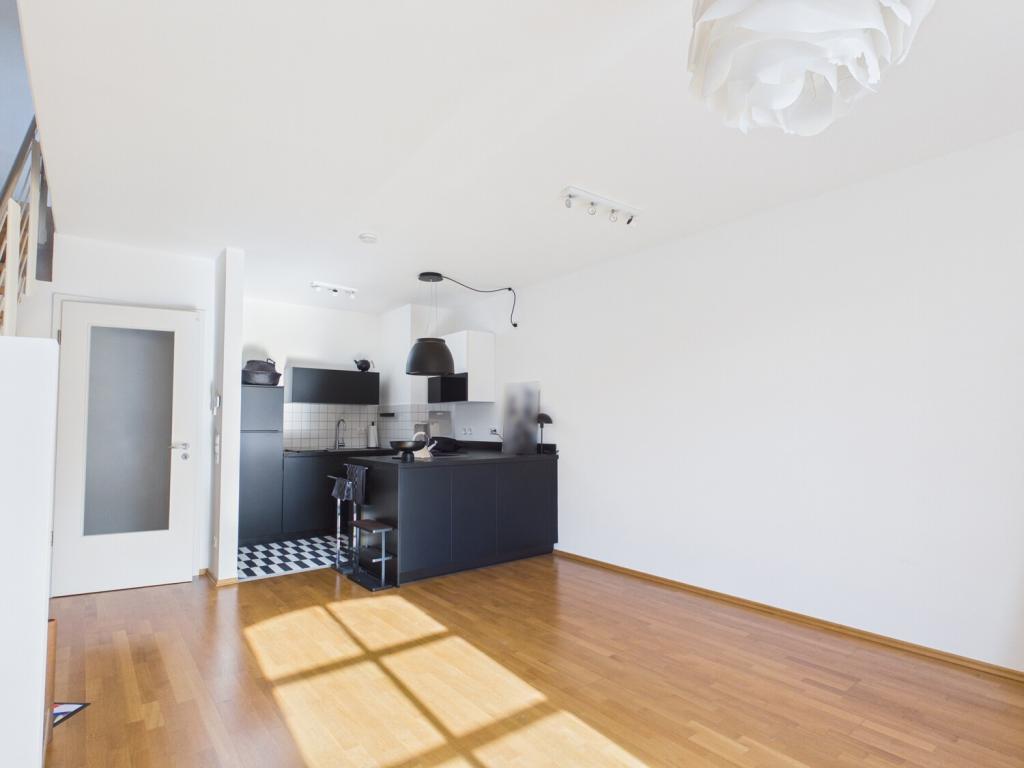 Erba Insel, zu Vermieten ist eine gepflegte moderne 2-Zimmer-Maisonette-Wohnung mit Küche und eigenem Parkplatz - Photo 5