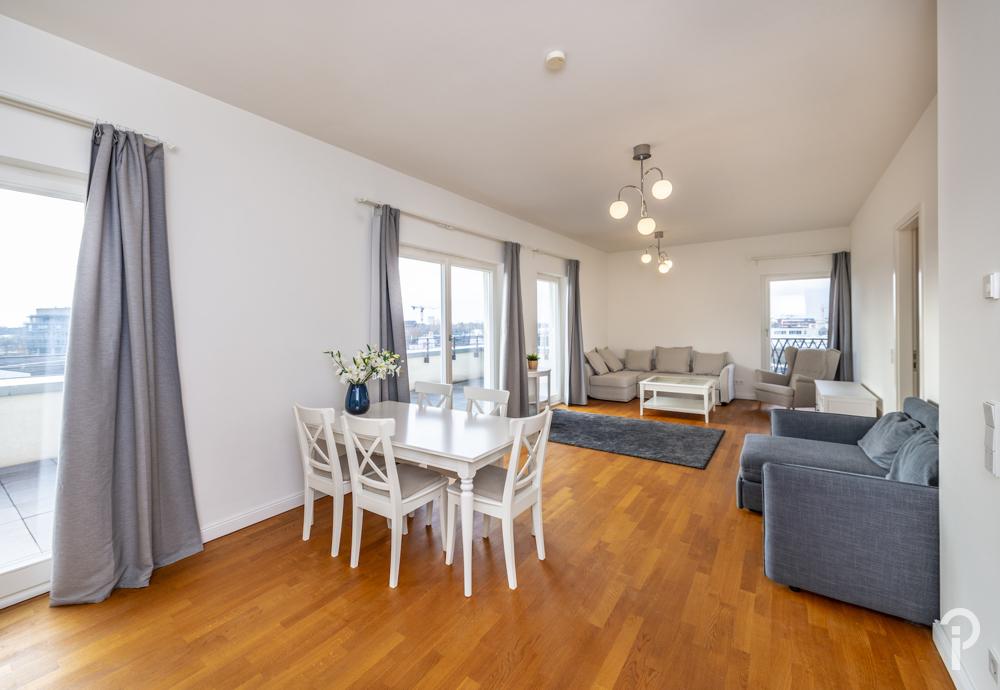 Wohnen in hochwertigem Ambiente mit internationalem Flair. Möblierte 2 Zimmer-Dachterrassen-Wohnung - Photo 3