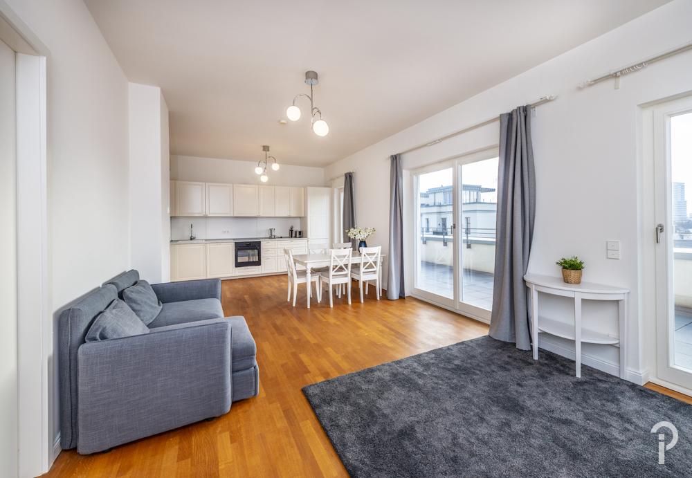 Wohnen in hochwertigem Ambiente mit internationalem Flair. Möblierte 2 Zimmer-Dachterrassen-Wohnung - Photo 2
